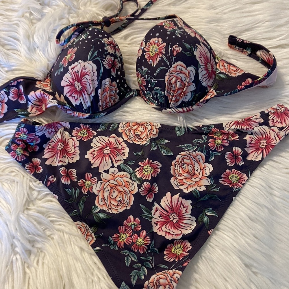 Shade & Shore two pieces swimsuit top is 36B and it’s push up and bottoms is L - Picture 12 of 12